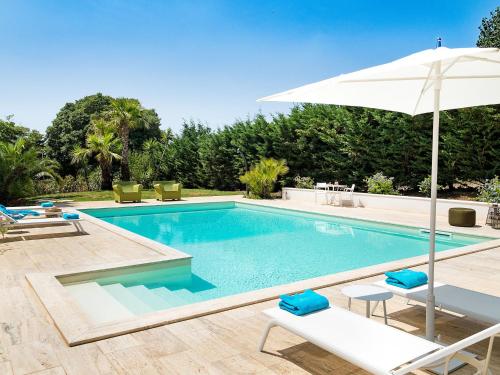 Elegant villa in Salemi with swimming pool