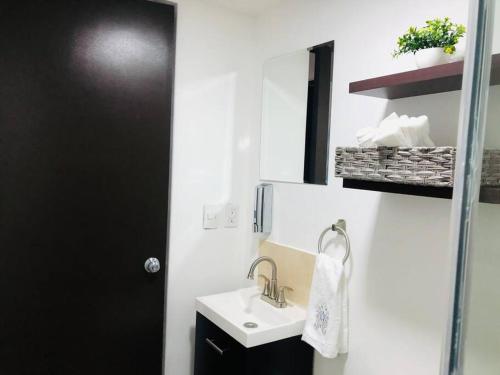 a bathroom with a sink and a mirror at Tu refugio en CDMX cerca del Foro Sol y del AICM in Mexico City