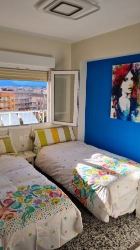 sypialnia z 2 łóżkami i obrazem na ścianie w obiekcie RELAX w mieście Bellreguart