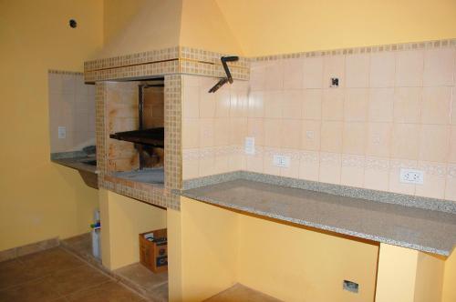 uma cozinha com bancada num quarto em ALQUILER TEMPORARIO, CHALET con PILETA, para 6 personas, SALTA, San Lorenzo em Salta