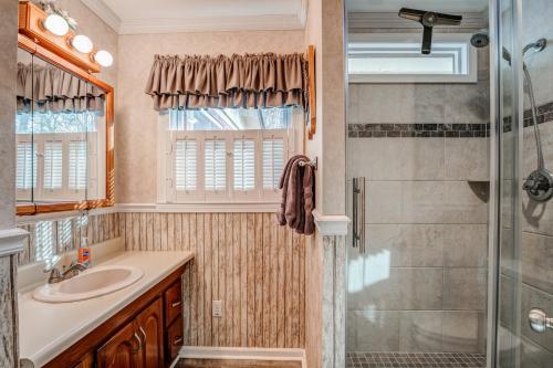 La salle de bains est pourvue d'un lavabo et d'une douche. dans l'établissement The Bird House, à Dillard