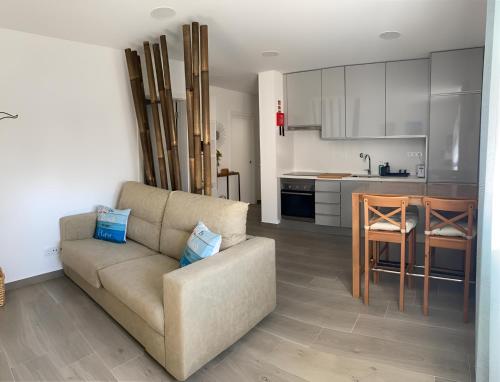 uma sala de estar com um sofá e uma cozinha em Cristal House 250 meters from Monte Gordo beach em Monte Gordo