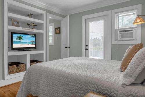 Televisyen dan/atau pusat hiburan di Carolina Beach Inn