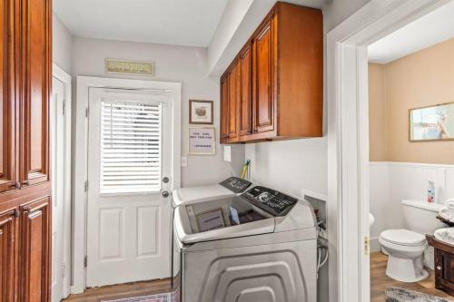 kuchnia z pralką w pokoju w obiekcie Charming, Historic Pet & Family Friendly Home! w mieście Raton