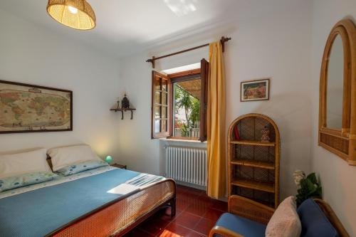 1 dormitorio con cama y ventana en Artemisia Homes - Villa Cristina al Mare, en Marina Porto