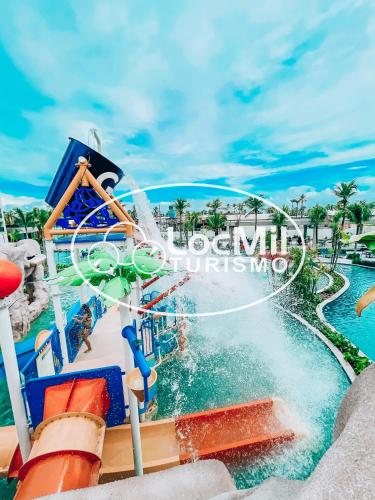 um escorrega aquático num parque aquático em Apartamento em Resort - Premium em Salinópolis