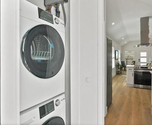 Kuchyň nebo kuchyňský kout v ubytování Relaxing Retreat and Modern Charm in Historic Saint Augustine