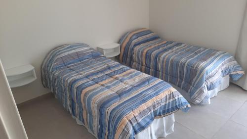 dos camas sentadas una al lado de la otra en una habitación en TEMPORARIOS ROCA en General Roca
