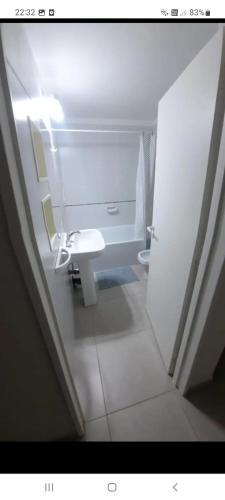 Habitación con baño con lavabo y aseo. en TEMPORARIOS ROCA en General Roca