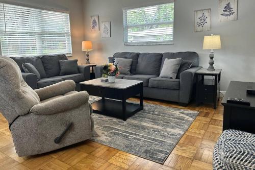 Coin salon dans l'établissement Main Attraction is a Renovated 3 BR Pet Friendly Home with Fenced Yard just Minutes Away From Busch Gardens & USF