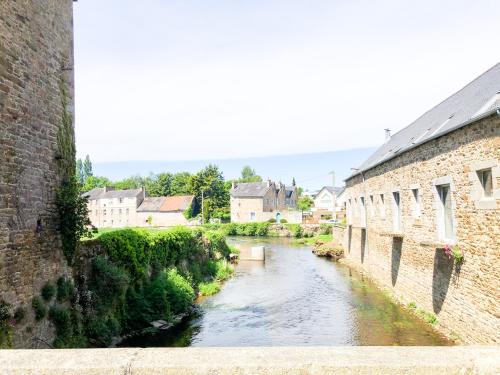 a view of a river between two buildings at **Nouveau** Le Spacieux au coeur de Guingamp in Guingamp