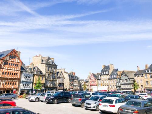 a bunch of cars parked in a parking lot at **Nouveau** Le Spacieux au coeur de Guingamp in Guingamp