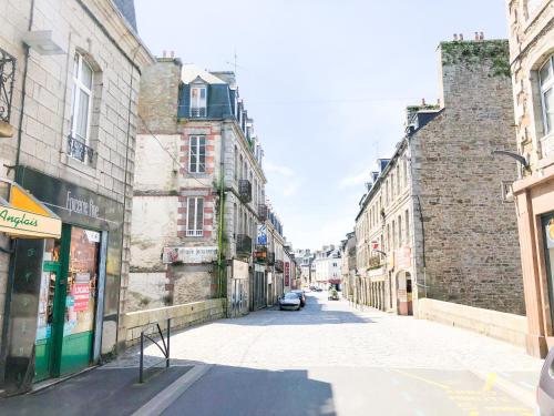 a city street with buildings and a car parked on the street at **Nouveau** Le Spacieux au coeur de Guingamp in Guingamp