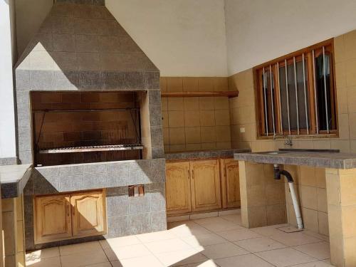 cocina con fregadero y fogones horno superior en Los Tordos del Parral, en Samaipata