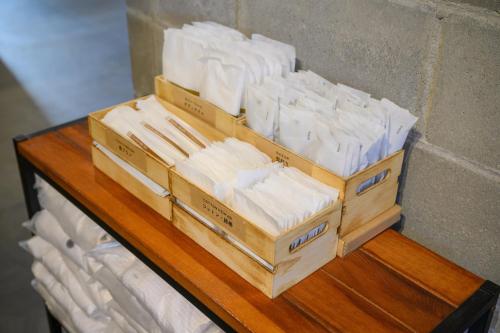 tres cajas de colchones blancos sentadas en una mesa en Hotel Emerald Isle Ishigakijima, en Ishigaki Island