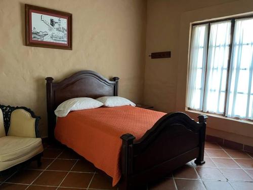 Łóżko lub łóżka w pokoju w obiekcie Casa sola, cerca del mar, jardín y alberca