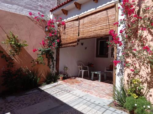 a courtyard with flowers on the side of a building at Departamento Lirio in San Miguel de Allende