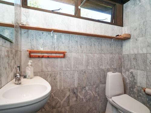 La salle de bains est pourvue d'un lavabo, de toilettes et d'une fenêtre. dans l'établissement Holiday home Nykøbing Sj XL, à Nyrup