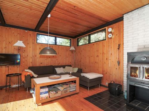 Televisyen dan/atau pusat hiburan di 4 person holiday home in Nykøbing Sj-By Traum