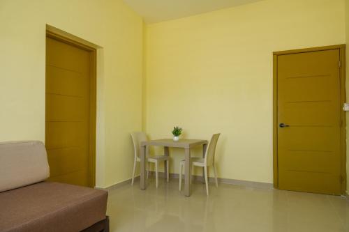a dining room with a table and chairs and a door at Hotel La Casona MC in La Romana