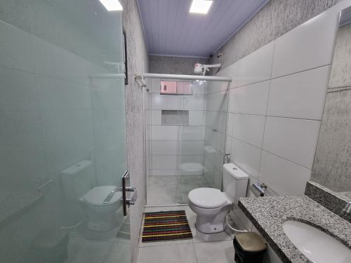 a small bathroom with a toilet and a sink at Pouso da Kakau in Pirenópolis