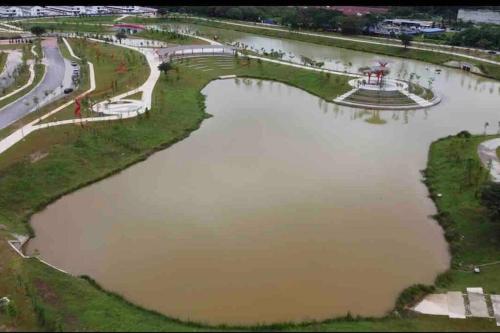 an aerial view of a pond with a fountain at Elmina near Denai Alam, Saujana Utama with Wi-Fi & Netflix in Shah Alam