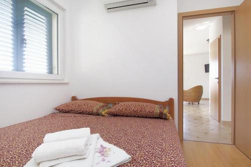 een slaapkamer met een bed met handdoeken erop bij Hvar Adria in Hvar