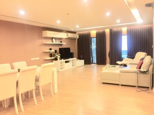 a living room with a couch and a table and chairs at iCheck inn Residence Sukhumvit 1 in Bangkok