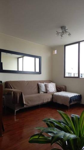 - un salon avec un canapé et 2 fenêtres dans l'établissement Dpto. con piscina en San Miguel, à Lima