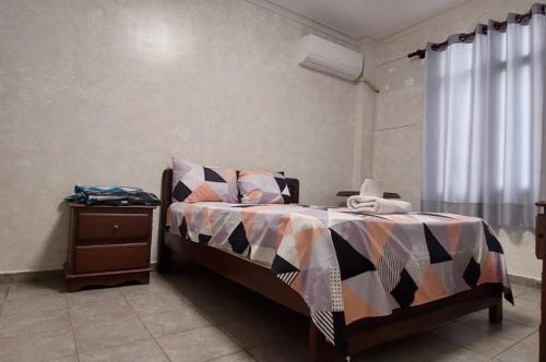 1 dormitorio con 1 cama, vestidor y ventana en Hotel Florio en Santa Cruz de la Sierra