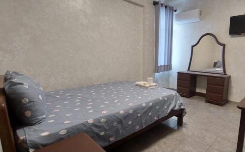 1 dormitorio con cama, tocador y espejo en Hotel Florio, en Santa Cruz de la Sierra