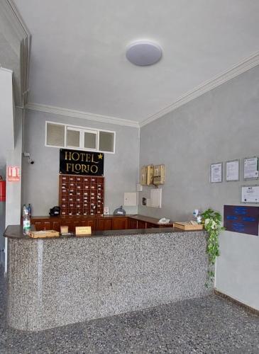 un vestíbulo de hotel con un cartel de hotel honolulu en la pared en Hotel Florio, en Santa Cruz de la Sierra