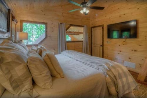 a bedroom with a bed in a log cabin at Sky High Lodge - Blue Ridge in Blue Ridge