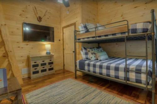 a bedroom with two bunk beds in a cabin at Sky High Lodge - Blue Ridge in Blue Ridge