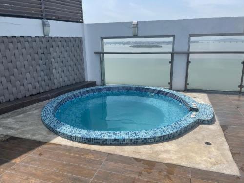 una gran bañera azul en una habitación con en Departamento , Infinity Host, en Guayaquil