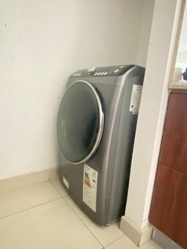 una lavadora en una esquina de una habitación en Departamento , Infinity Host, en Guayaquil