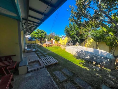 a view of the yard of a house at 解憂海灣Chill Bay潛水旅店 in Hengchun