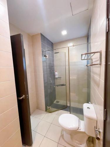 ein Bad mit einem WC und einer Glasdusche in der Unterkunft Residence Stay at Shaftsbury Cyberjaya By SNS Homes in Cyberjaya