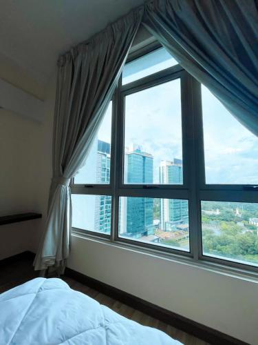 Schlafzimmer mit einem Bett und einem Fenster mit Aussicht in der Unterkunft Residence Stay at Shaftsbury Cyberjaya By SNS Homes in Cyberjaya
