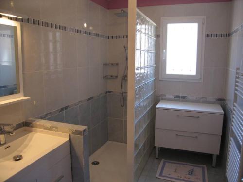 une salle de bain avec une baignoire, un lavabo et une douche dans l'établissement Villa 4 pièces, 10 couchages, jardin, terrasses, à 900m de la plage, Saint-Cyprien - FR-1-106-35, à Saint-Cyprien