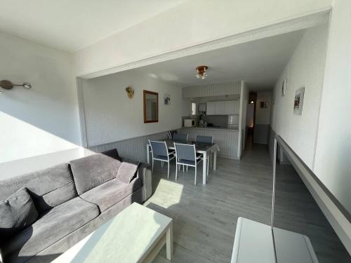 un salon avec un canapé et une table dans l'établissement T2 lumineux 4 pers, parking sécurisé, proche port et plage - St-Cyprien - FR-1-106-30, à Saint-Cyprien