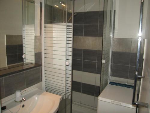 łazienka z toaletą, umywalką i prysznicem w obiekcie Villa T3 Mezzanine Climatisée, Terrasse & Parking, 900m de la Plage - Saint-Cyprien Plage - FR-1-106-42 w mieście Saint-Cyprien