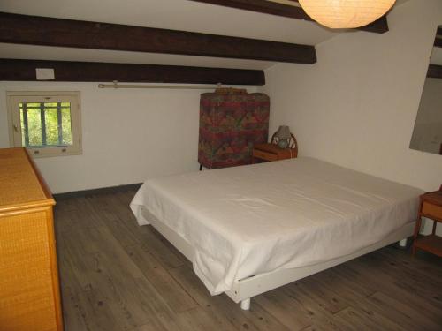 sypialnia z białym łóżkiem i oknem w obiekcie Villa T3 Mezzanine Climatisée, Terrasse & Parking, 900m de la Plage - Saint-Cyprien Plage - FR-1-106-42 w mieście Saint-Cyprien