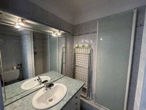 Kúpeľňa v ubytovaní T2 lumineux 4 pers, parking sécurisé, proche port et plage - St-Cyprien - FR-1-106-30