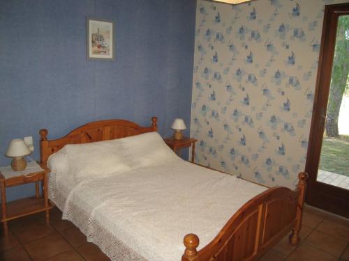 - une chambre avec un lit aux murs bleus dans l'établissement Villa Saint-Cyprien, 4 pièces, 8 personnes - FR-1-106-33, à Saint-Cyprien