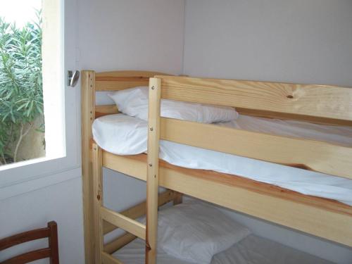 - deux lits superposés dans une chambre avec fenêtre dans l'établissement Villa Saint-Cyprien, 3 pièces, 6 personnes - FR-1-106-34, à Saint-Cyprien