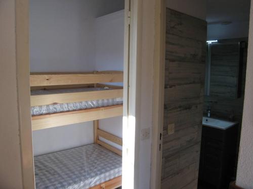 Cette chambre comprend 2 lits superposés et une salle de bains. dans l'établissement Villa Saint-Cyprien, 3 pièces, 6 personnes - FR-1-106-34, à Saint-Cyprien