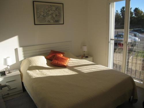聖西普里安的住宿－Villa Saint-Cyprien, 4 pièces, 6 personnes - FR-1-106-40，一间卧室配有带两个枕头的床和窗户