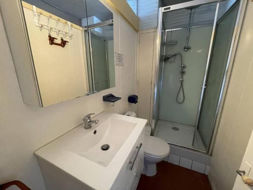 łazienka z umywalką, prysznicem i toaletą w obiekcie Appartement 2 pièces face plage avec loggia, parking sécurisé et Wifi - Saint-Cyprien - FR-1-106-46 w mieście Saint-Cyprien