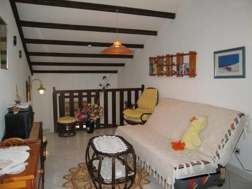 - une chambre dotée d'un lit avec un canard en caoutchouc dans l'établissement Jolie Villa T3 Mezzanine avec Véranda à Saint-Cyprien, 6 Couchages, 900m de la Plage, Parking Privé - FR-1-106-57, à Saint-Cyprien